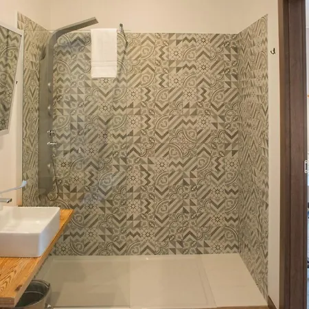 Officina בית הארחה קומו