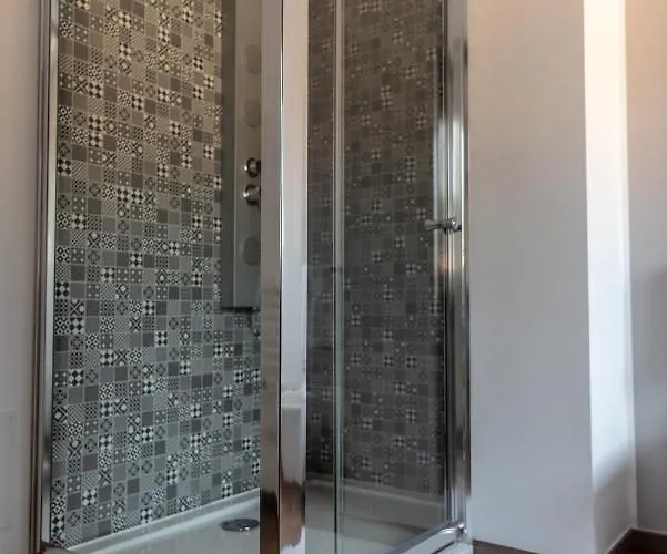 Officina בית הארחה קומו